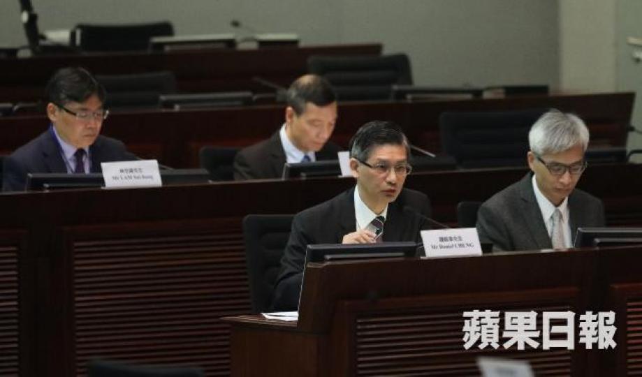 ■路政署署長鍾錦華(右二)昨在帳委會聆訊中,以合約非常複雜為由自我開脫。李家皓攝 ■路政署署長鍾錦華(右二)昨在帳委會聆訊中,以合約非常複雜為由自我開脫。李家皓攝