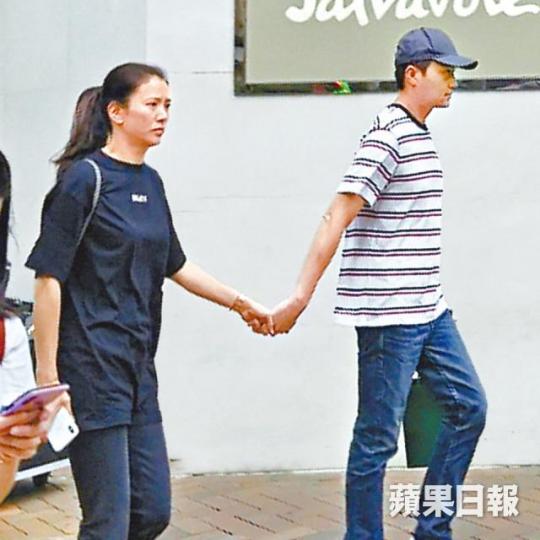 ■靚靚和老公張智霖大前日拖手在銅鑼灣濕平。■靚靚夫婦受到名錶店員熱情招待,離去時有傾有講。DV圖片 ■靚靚和老公張智霖大前日拖手在銅鑼灣濕平。■靚靚夫婦受到名錶店員熱情招待,離去時有傾有講。DV圖片