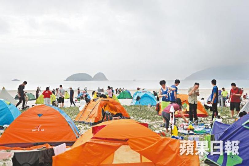 ■今年5.1假期鹹田灣被內地旅客逼爆,衞生問題令人關注。 ■今年5.1假期鹹田灣被內地旅客逼爆,衞生問題令人關注。