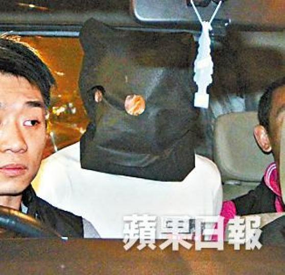 ■警方將男疑犯蒙頭帶返警署調查。司徒韋桐攝■警方在疑犯背囊撿獲霰彈槍及子彈。 ■警方將男疑犯蒙頭帶返警署調查。司徒韋桐攝■警方在疑犯背囊撿獲霰彈槍及子彈。