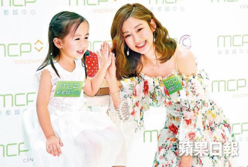 ■雖然香香說離巢不是為生B,但她一見到小女孩就盡顯母愛。 ■雖然香香說離巢不是為生B,但她一見到小女孩就盡顯母愛。