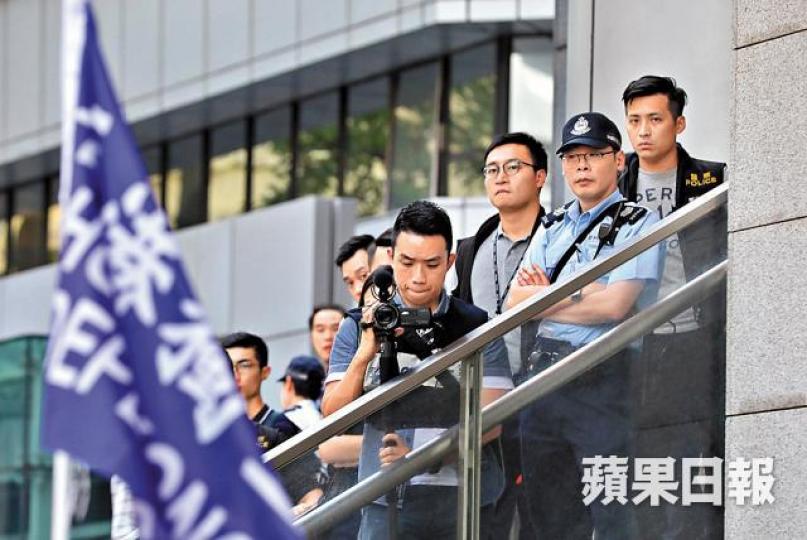 ■警方沿途戒備,並拍下遊行情況。■有獨派團體途中加入遊行隊伍,並高舉標語。許頌明攝 ■警方沿途戒備,並拍下遊行情況。■有獨派團體途中加入遊行隊伍,並高舉標語。許頌明攝