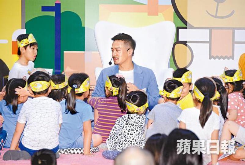 ■剛離巢的陳智燊昨在書展講故事,一班小朋友都非常留心。攝影︰陳俊強■陳智燊感謝太太宋熙年,希望可以令太太及囝囝為他感到驕傲。攝影:Karl Lam■陳智燊與宋熙年在YouTube搞channel,訂閱人數更逾九萬。互聯網圖片■陳智燊在06年入無綫藝員訓練班,相隔十二年,至今仍未有人上一線位置。互聯網圖片■陳智燊(右)除了拍劇,亦曾參演劉德華主演的《桃姐》。劇照■陳智燊在之前播出的《三個女人一個「因」》中,亦只是男二。劇照 ■剛離巢的陳智燊昨在書展講故事,一班小朋友都非常留心。攝影︰陳俊強■陳智燊感謝太太宋熙年,希望可以令太太及囝囝為他感到驕傲。攝影:Karl Lam■陳智燊與宋熙年在YouTube搞channel,訂閱人數更逾九萬。互聯網圖片■陳智燊在06年入無綫藝員訓練班,相隔十二年,至今仍未有人上一線位置。互聯網圖片■陳智燊(右)除了拍劇,亦曾參演劉德華主演的《桃姐》。劇照■陳智燊在之前播出的《三個女人一個「因」》中,亦只是男二。劇照