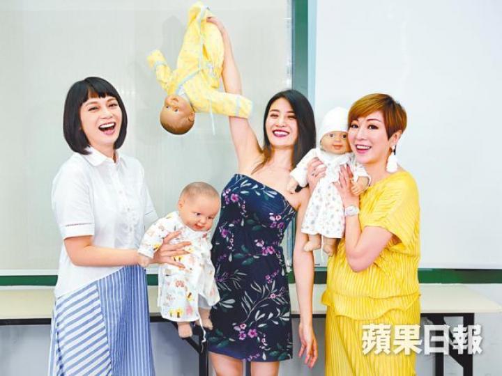 ■(左起)吳日言、Coffee和利嘉兒都是首次陀B,將為人母心情特別興奮。攝影:葉君海【陀B6個多月】■Coffee幫過姪仔換片有經驗,所以手勢純熟。【陀B7個多月】■利嘉兒學識開奶方法,笑言獲益良多。【陀B4個多月】■吳日言覺得幫BB沖涼好難。 ■(左起)吳日言、Coffee和利嘉兒都是首次陀B,將為人母心情特別興奮。攝影:葉君海【陀B6個多月】■Coffee幫過姪仔換片有經驗,所以手勢純熟。【陀B7個多月】■利嘉兒學識開奶方法,笑言獲益良多。【陀B4個多月】■吳日言覺得幫BB沖涼好難。