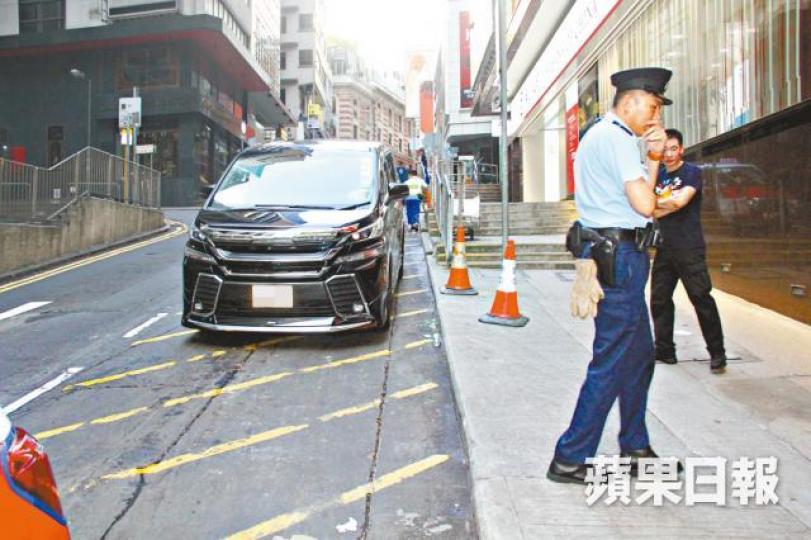 ■林孝賢的七人車遭刑毀,警在場調查。資料圖片 ■林孝賢的七人車遭刑毀,警在場調查。資料圖片
