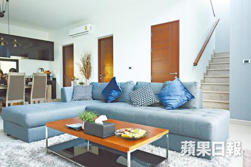 ■客廳及飯廳逾600平方呎,可放置「L型」藍灰色特大梳化。■來自北京的Tracy現時正努力學習泰文,希望融入當地社會。 ■客廳及飯廳逾600平方呎,可放置「L型」藍灰色特大梳化。■來自北京的Tracy現時正努力學習泰文,希望融入當地社會。