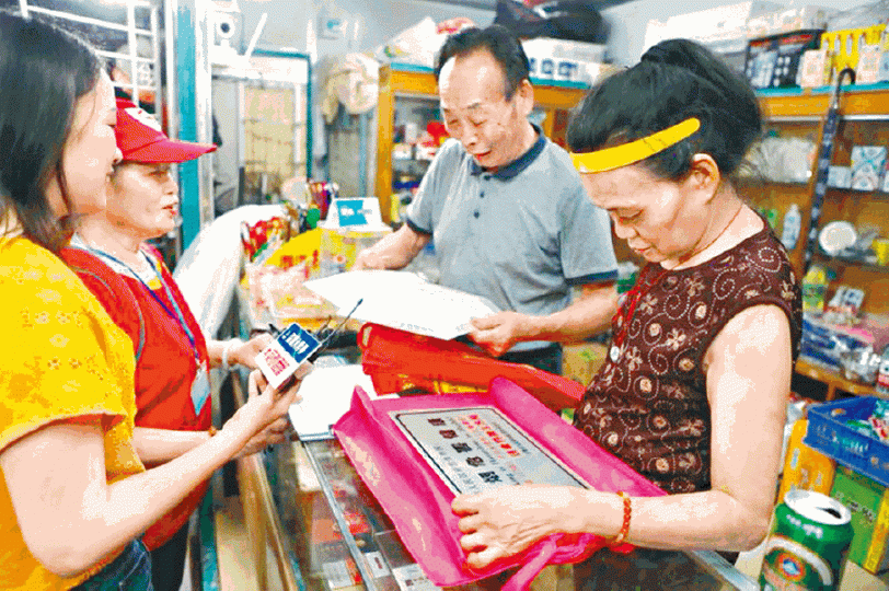 ■深圳當局派員到商店宣傳禁煙。 ■深圳當局派員到商店宣傳禁煙。