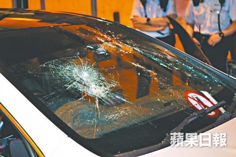 ■平治車頭擋風玻璃被扑爆。潘志能攝 ■平治車頭擋風玻璃被扑爆。潘志能攝