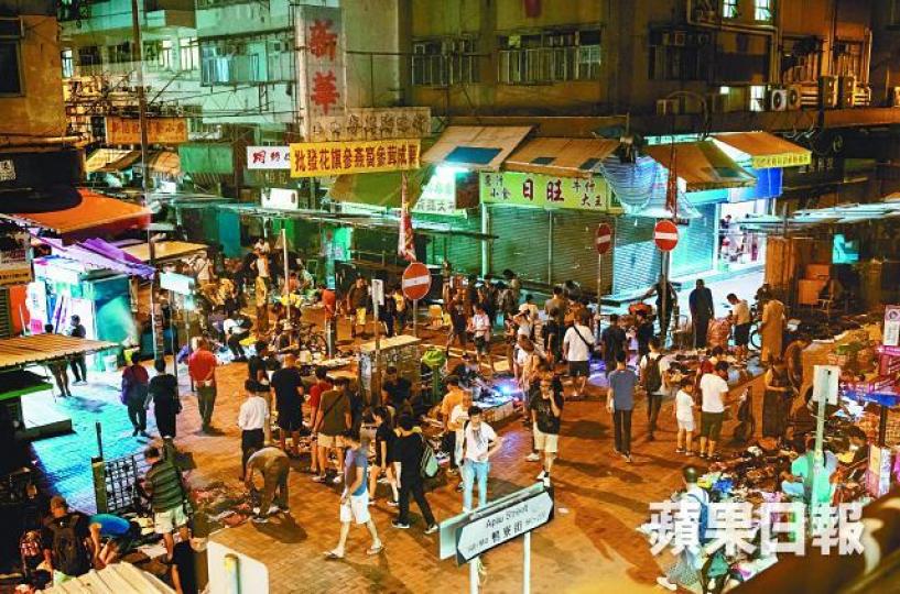■深水埗鴨寮街、北河街、桂林街一帶每到晚上10時便化身午夜墟市,不少基層長者和市民前來擺檔賺生活費。何家達攝■午夜墟小販指近月食環署人員幾乎每晚掃蕩,令他們「搵食艱難」。■小販們不惜鋌而走險,原因其實只有一個:「都係為啖苦飯啫!」 ■深水埗鴨寮街、北河街、桂林街一帶每到晚上10時便化身午夜墟市,不少基層長者和市民前來擺檔賺生活費。何家達攝■午夜墟小販指近月食環署人員幾乎每晚掃蕩,令他們「搵食艱難」。■小販們不惜鋌而走險,原因其實只有一個:「都係為啖苦飯啫!」