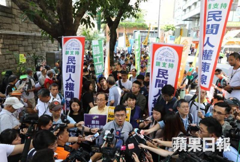 ■泛民只有6名議員現身遊行,部份亦未有舉起政黨旗幟。李家皓攝 ■泛民只有6名議員現身遊行,部份亦未有舉起政黨旗幟。李家皓攝
