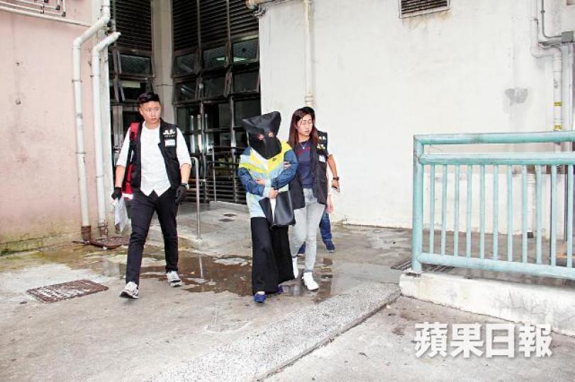 ■警員昨午押解其中一名女疑犯回翠屏北邨單位搜證。溫文學攝■仍有同類專頁在facebook運作,並貼出名牌袋圖片稱可賺快錢。■疑似騙徒貼出「會員」的WhatsApp訊息,稱賭波贏大錢。 ■警員昨午押解其中一名女疑犯回翠屏北邨單位搜證。溫文學攝■仍有同類專頁在facebook運作,並貼出名牌袋圖片稱可賺快錢。■疑似騙徒貼出「會員」的WhatsApp訊息,稱賭波贏大錢。