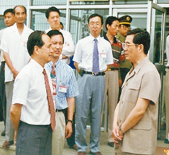 ■1996年時任中央政治局常委胡錦濤(右)曾到長生生物視察。■1998年時任吉林省委書記張德江到長生生物參觀生產線。 ■1996年時任中央政治局常委胡錦濤(右)曾到長生生物視察。■1998年時任吉林省委書記張德江到長生生物參觀生產線。