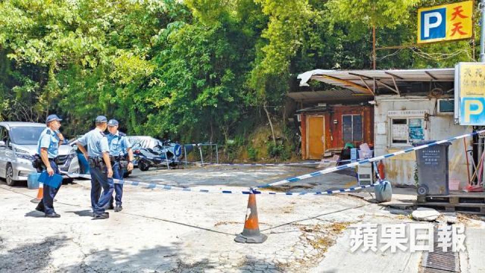 ■警員在發生劫案的落馬洲露天停車場調查。周鴻熙攝 ■警員在發生劫案的落馬洲露天停車場調查。周鴻熙攝