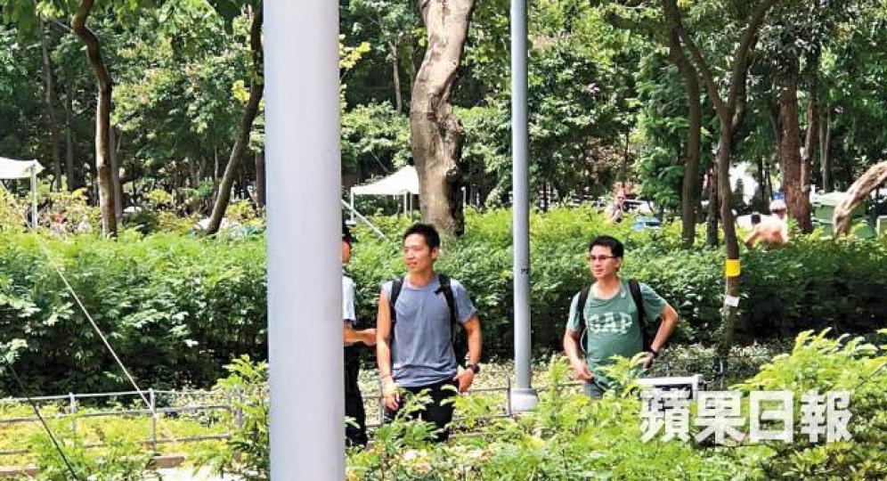 ■兩名便衣警在場外監察逾一小時,但拒絕出示委任證。林俊謙攝 ■兩名便衣警在場外監察逾一小時,但拒絕出示委任證。林俊謙攝