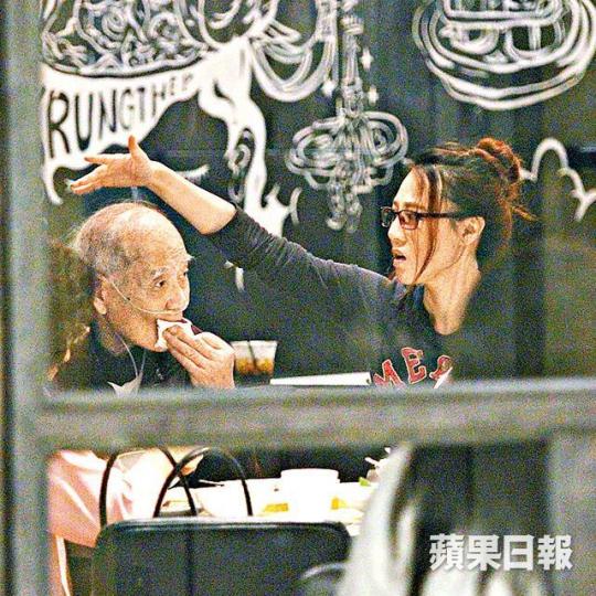 ■康華一向孝順,上月忙於宣傳亦抽空與父親行街食飯。資料圖片■康華父親還要多留院觀察幾日才可出院。微博圖片 ■康華一向孝順,上月忙於宣傳亦抽空與父親行街食飯。資料圖片■康華父親還要多留院觀察幾日才可出院。微博圖片