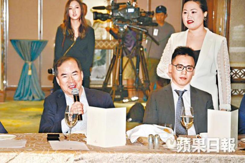 ■柯清輝(左)日前為次子柯百達(右)有份投資的巨人金服與騰融金創合作而撐場。 ■柯清輝(左)日前為次子柯百達(右)有份投資的巨人金服與騰融金創合作而撐場。