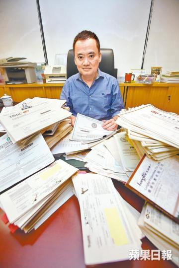 ■隱世股神Henry Chan擁數千張實物股票,一年收息逾百萬元。■他會將股票放入紙皮箱,並收藏在專用大櫃內。■單是這張滙控股息收據,他收近27萬元。■在一叠叠實物股票中,包括持有中國財險。 ■隱世股神Henry Chan擁數千張實物股票,一年收息逾百萬元。■他會將股票放入紙皮箱,並收藏在專用大櫃內。■單是這張滙控股息收據,他收近27萬元。■在一叠叠實物股票中,包括持有中國財險。