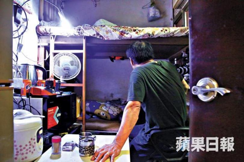 ■李先生租住的劏房只有40方呎,僅能放碌架床和小桌。周智堅攝■劏房戶梁太每月付8,500元租金,入不敷支。 張志華攝 ■李先生租住的劏房只有40方呎,僅能放碌架床和小桌。周智堅攝■劏房戶梁太每月付8,500元租金,入不敷支。 張志華攝