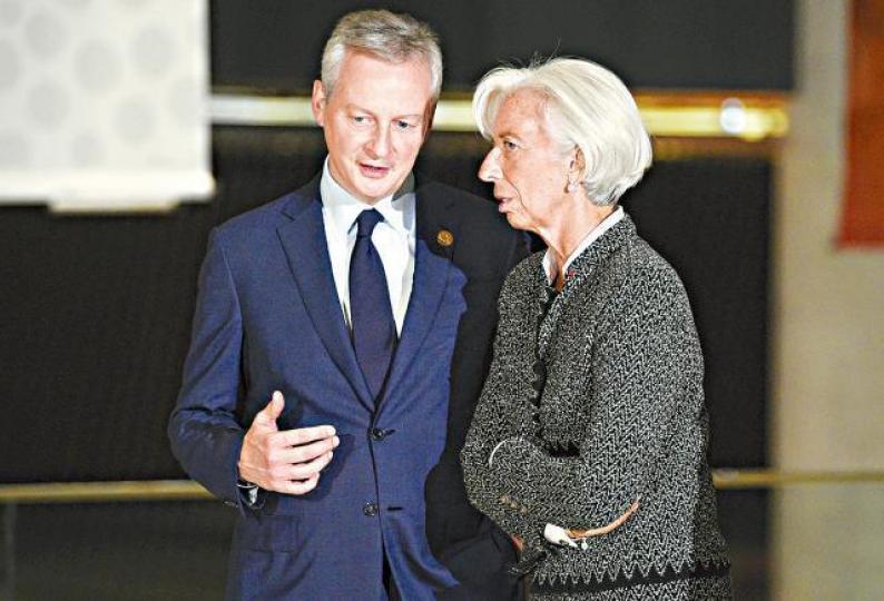 ■IMF總裁拉加德(右)與法國財長於G20會議中交談。美聯社 ■IMF總裁拉加德(右)與法國財長於G20會議中交談。美聯社
