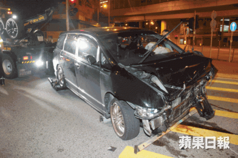 ■涉事七人車車頭損毀嚴重。謝志輝攝 ■涉事七人車車頭損毀嚴重。謝志輝攝