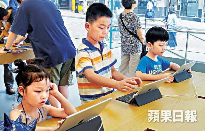 ■團體促父母趁子女年幼灌輸正確上網態度。資料圖片 ■團體促父母趁子女年幼灌輸正確上網態度。資料圖片
