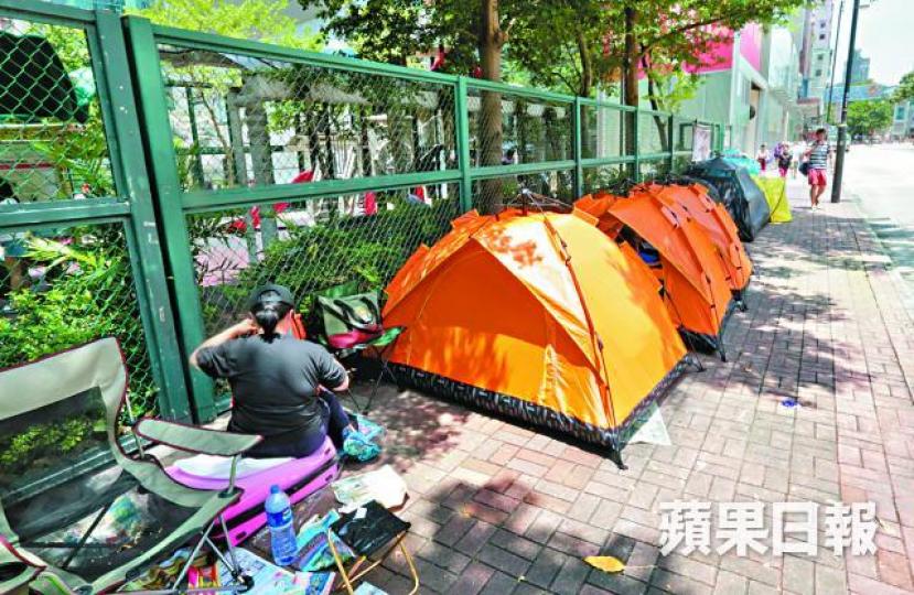 ■動漫迷在旺角麥花臣球場外紮營排隊。黃耀興攝 ■動漫迷在旺角麥花臣球場外紮營排隊。黃耀興攝