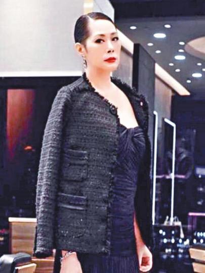 ■關淑怡因喺胡兵Ig留言被圍攻,激到佢截圖喺微博狂轟胡兵。互聯網圖片■胡兵(右圖)日前喺Ig提到喺意大利入住嘅酒店拖鞋質素差過四季酒店。互聯網圖片 ■關淑怡因喺胡兵Ig留言被圍攻,激到佢截圖喺微博狂轟胡兵。互聯網圖片■胡兵(右圖)日前喺Ig提到喺意大利入住嘅酒店拖鞋質素差過四季酒店。互聯網圖片
