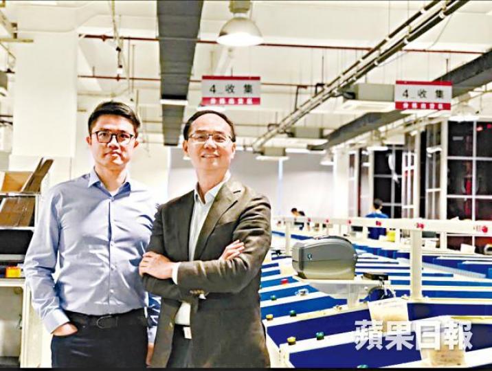 ■周大福財務董事鄭炳熙(左)料集團每年投入經營利潤的5%用作智能發展。 ■周大福財務董事鄭炳熙(左)料集團每年投入經營利潤的5%用作智能發展。