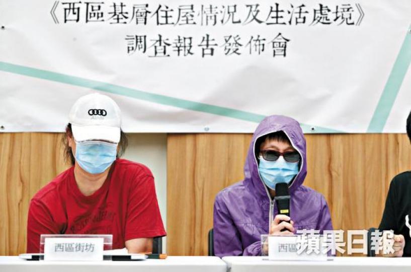 ■劏房戶潘太(左)指業主濫收水電費,感到無奈。張志華攝 ■劏房戶潘太(左)指業主濫收水電費,感到無奈。張志華攝