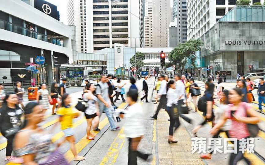 ■政府曾預告本港勞動人口將於未來4年內到頂峯,之後掉頭回落。資料圖片 ■政府曾預告本港勞動人口將於未來4年內到頂峯,之後掉頭回落。資料圖片