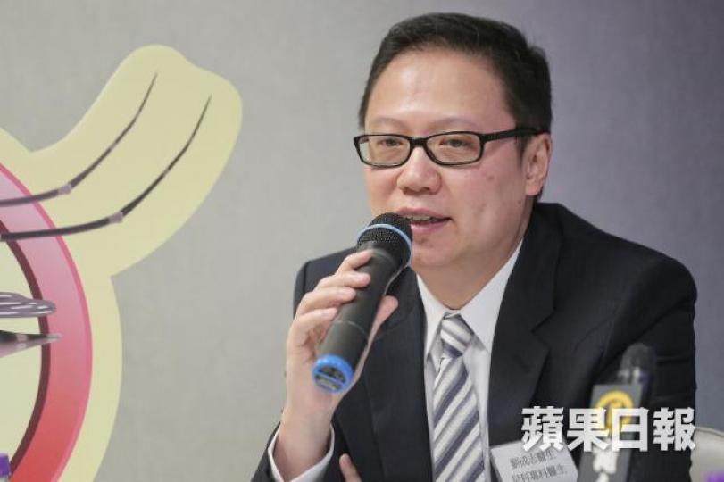 ■兒科醫生劉成志稱,近月多了內地人到其診所打「五合一」百日咳疫苗。資料圖片 ■兒科醫生劉成志稱,近月多了內地人到其診所打「五合一」百日咳疫苗。資料圖片