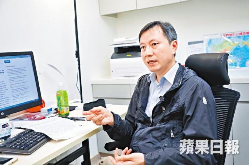 ■胡釗逸指現時的束村氏菌,仍可被抗生素眼藥水消滅。夏家朗攝 ■胡釗逸指現時的束村氏菌,仍可被抗生素眼藥水消滅。夏家朗攝