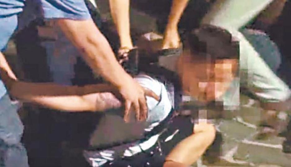 ■深圳公安於龍崗、福田及羅湖拘捕多名疑犯,並拍下短片。互聯網■行動中起回名錶贓物。 ■深圳公安於龍崗、福田及羅湖拘捕多名疑犯,並拍下短片。互聯網■行動中起回名錶贓物。