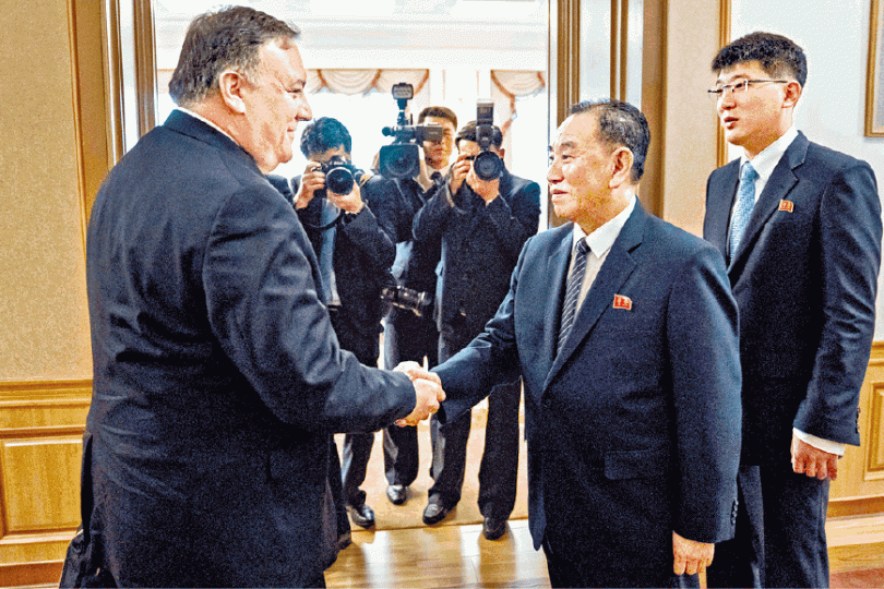 ■蓬佩奧(左)本月初第三度訪問北韓時,與金英哲(右)握手。路透社 ■蓬佩奧(左)本月初第三度訪問北韓時,與金英哲(右)握手。路透社