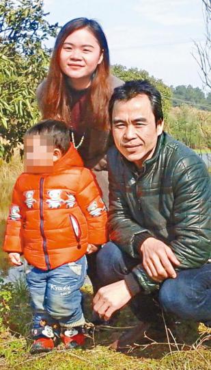 ■董瑤瓊（後）和她的兒子與她的父親董建彪合照。■當地維權人士昨拍到董瑤瓊（箭嘴示）在精神病院放風時孤獨佇立。受訪者提供■董瑤瓊向習像潑墨轟動一時。