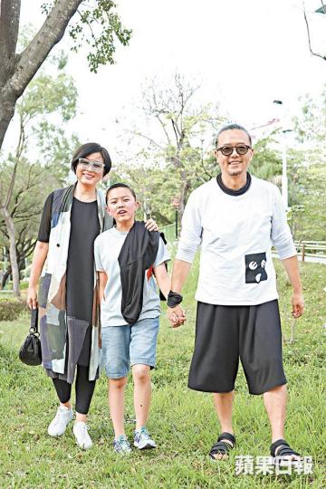 ■張錦程在香港發展雖然未如意,但有靚老婆張延和乖巧囡囡夢夢,已令他成為人生大贏家。攝影:仇志德■張錦程在港曾拍攝不少電影,在《生化壽屍》中,造型甚為嚇人。劇照■無綫早前重播《刑事偵緝檔案》,張延(左)與郭可盈有不少對手戲。劇照■張延04年跟張錦程結婚,兩人被視為「美女與野獸」。資料圖片■張錦程與張延的13歲囡囡夢夢在公園爬高爬低,非常活潑。 ■張錦程在香港發展雖然未如意,但有靚老婆張延和乖巧囡囡夢夢,已令他成為人生大贏家。攝影:仇志德■張錦程在港曾拍攝不少電影,在《生化壽屍》中,造型甚為嚇人。劇照■無綫早前重播《刑事偵緝檔案》,張延(左)與郭可盈有不少對手戲。劇照■張延04年跟張錦程結婚,兩人被視為「美女與野獸」。資料圖片■張錦程與張延的13歲囡囡夢夢在公園爬高爬低,非常活潑。