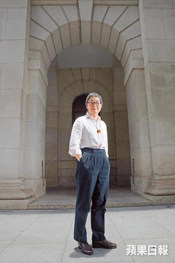 「你不知路通往哪裏，但行軍打仗，你死遲一分鐘，可能救到大局，never say die，就算法治已死，死咗未？死馬當活馬醫都要做。樂觀悲觀沒意義，都係照做。」■吳靄儀以兩年時間寫下《拱心石下》，詳載議會內多場戰役。