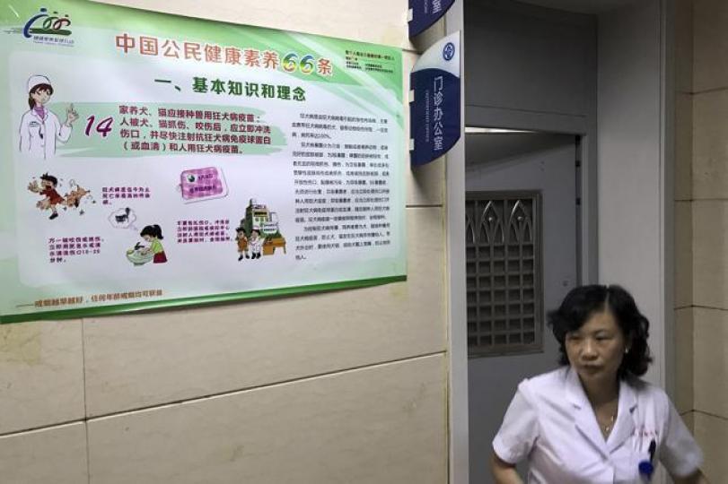 ■黑心疫苗事件令內地醫療現信心危機,相關股份應聲下挫。美聯社 ■黑心疫苗事件令內地醫療現信心危機,相關股份應聲下挫。美聯社