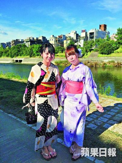 ■身穿浴衣少女在鴨川遊玩消暑。　廖梓霖攝■京都民眾脫鞋腳浸鴨川納涼。廖梓霖攝
