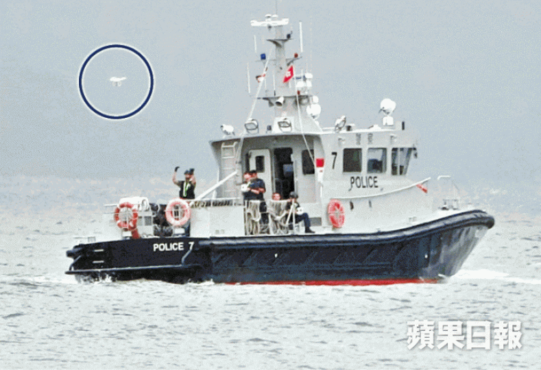 ■水警輪在芝麻灣海域搜索,並以航拍機(藍圈示)協助。簡明恩攝 ■水警輪在芝麻灣海域搜索,並以航拍機(藍圈示)協助。簡明恩攝