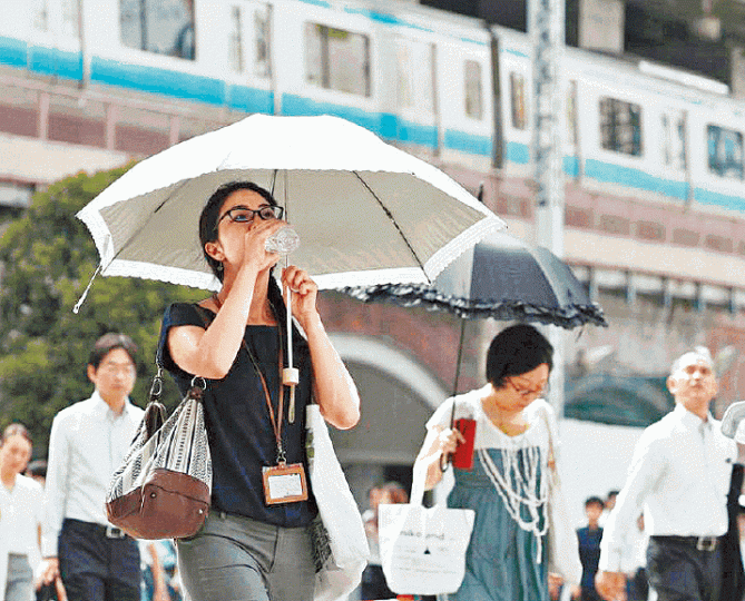■東京市民酷暑下飲水解渴。 ■東京市民酷暑下飲水解渴。