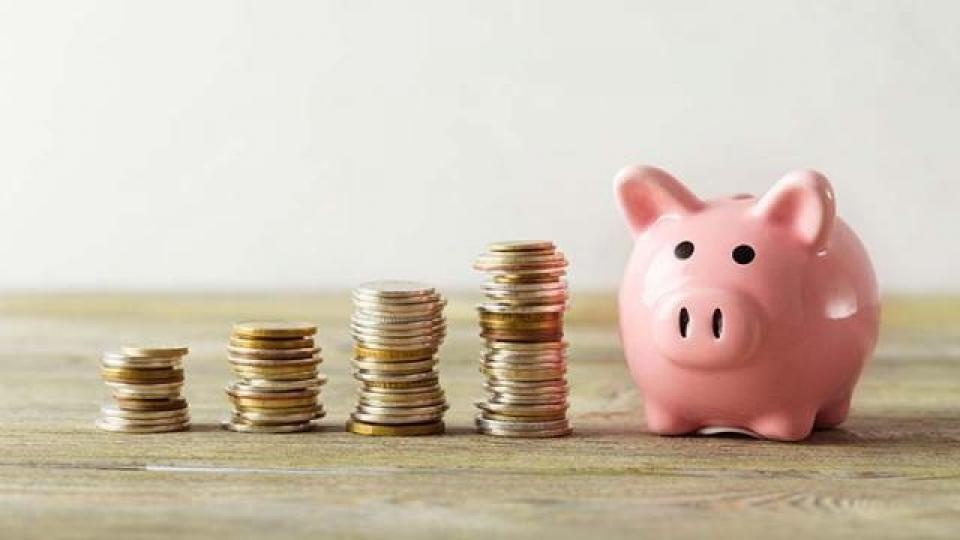 ■延期年金計劃分「累積期」及「入息期」,前者為定期供款並作滾存的年期,後者為定期領取保證入息與非保證入息的年期。■宏利推出的「靈活自在年金計劃」,以「唔使返工,月月有糧出」為賣點。 ■延期年金計劃分「累積期」及「入息期」,前者為定期供款並作滾存的年期,後者為定期領取保證入息與非保證入息的年期。■宏利推出的「靈活自在年金計劃」,以「唔使返工,月月有糧出」為賣點。