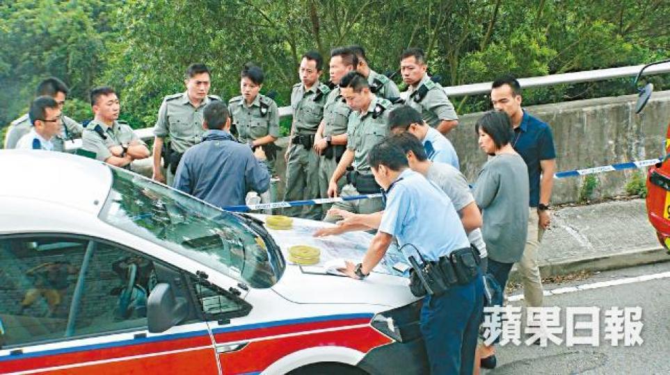 ■村巡隊在事主可能降落範圍搜索。文兆麟攝■失蹤者鍾旭華熱愛滑翔傘運動,不時將相片上載到個人fb。互聯網 ■村巡隊在事主可能降落範圍搜索。文兆麟攝■失蹤者鍾旭華熱愛滑翔傘運動,不時將相片上載到個人fb。互聯網