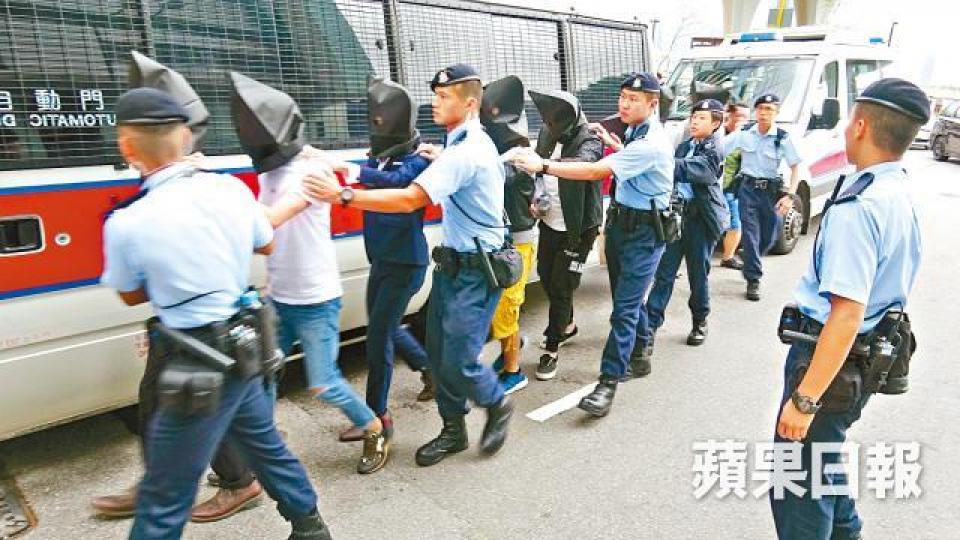 ■警方昨再搗破倫敦金集團，將騙徒蒙頭押返警署調查。姜偉康攝
