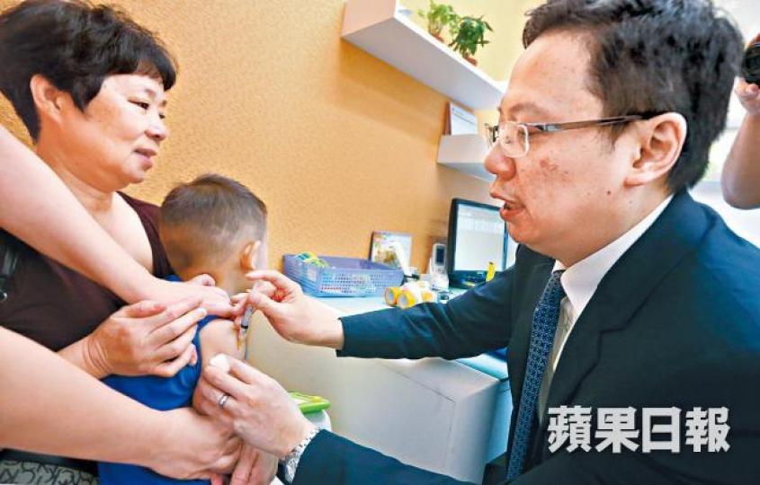 ■內地家長帶小朋友來港到私家醫生劉成志診所打五合一疫苗。王子俊攝 ■內地家長帶小朋友來港到私家醫生劉成志診所打五合一疫苗。王子俊攝