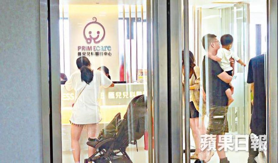 ■香港診所提供安全疫苗,成為內地家長的救命稻草。何家達攝 ■香港診所提供安全疫苗,成為內地家長的救命稻草。何家達攝