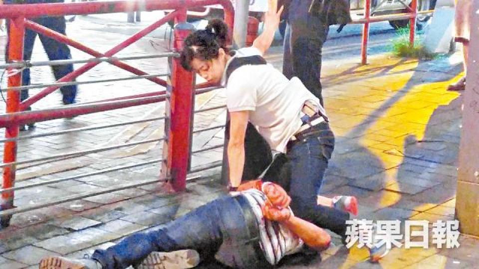 ■次被告案發當日欲乘的士逃走時被女警拉出車制服。 ■次被告案發當日欲乘的士逃走時被女警拉出車制服。