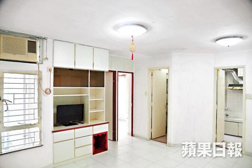 ■景林邨6座高層放盤單位,實用443方呎,自由市場叫價560萬元。何耀勤攝 ■景林邨6座高層放盤單位,實用443方呎,自由市場叫價560萬元。何耀勤攝