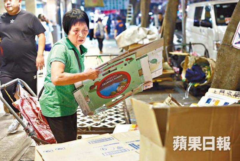 ■62歲的拾荒者蘭姐,昨如常推着手推車在北角道一帶收集紙皮。黎樹雄攝■蘭姐表示欲取回手推車(箭嘴示)故離開垃圾袋,食環署職員隨即上前票控。 ■62歲的拾荒者蘭姐,昨如常推着手推車在北角道一帶收集紙皮。黎樹雄攝■蘭姐表示欲取回手推車(箭嘴示)故離開垃圾袋,食環署職員隨即上前票控。