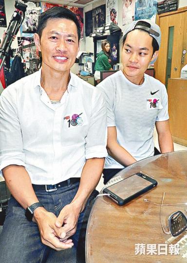 ■胡子彤爆料指拍攝電影時,導演介紹他與黃德斌(左)合共有一百吋胸肌。 ■胡子彤爆料指拍攝電影時,導演介紹他與黃德斌(左)合共有一百吋胸肌。